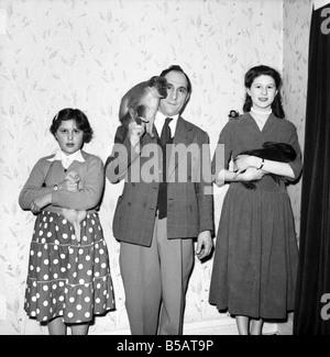 Jack Goodman und Familie mit TV-Tiere. März 1957 A331 Stockfoto