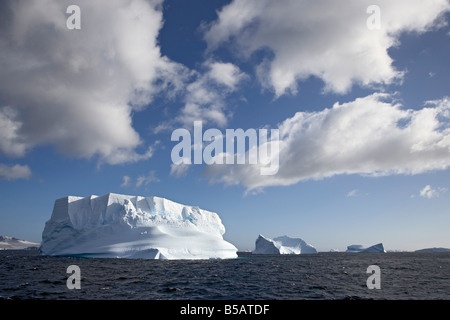 Eisberge und Wolken auf Laurie Island, Süd-Orkney-Inseln, Polarregionen Stockfoto