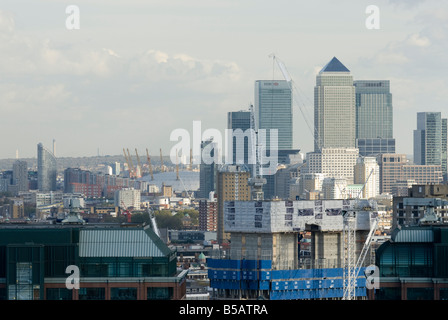 London City Scape von Ropemaker Street EC2, Blick nach Osten in Richtung Canary Wharf, O2-Stadion und der HSBC Tower Stockfoto