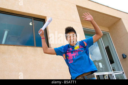 PRÜFUNGSERGEBNISSE Koreanisch Teenage 15-17 Jahre Junge Student springt vor Freude an Prüfungsergebnisse außerhalb seiner Schule. Stockfoto