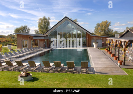 DAS SPA MIT AUßENPOOL AUF DEM UNTEREN MÜHLE-ANWESEN IN DER NÄHE VON CIRENCESTER GLOUCESTERSHIRE UK Stockfoto