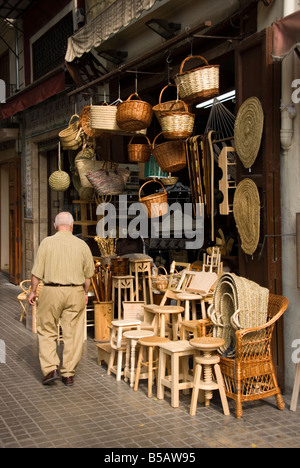 Verkauf von Holz Möbel und Korbwaren in der Innenstadt von Valencia in der spanischen Region Valencia gemacht Handwerksladen Stockfoto
