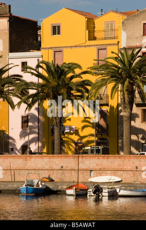 Palmen und die bunten Häuser von Bosa, Sardinien, etwa 40 Kilometer südlich von Alghero, säumen den Fluss Temo an der Westküste Stockfoto