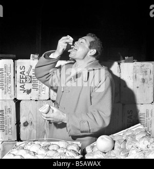 Essen: Obst: Orange: Orange Tester in Surrey Docks. März 1958 A658-005 Stockfoto