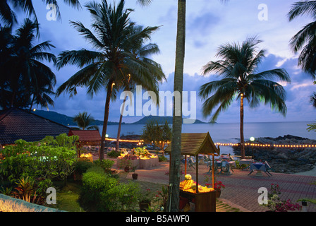 Restaurant am Strand in der Abenddämmerung, Patong, Phuket, Thailand, Südostasien Stockfoto