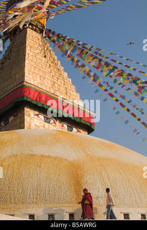 Stupa herumlaufen, während Lhosar (Tibetisch und Sherpa New Year Festival), Bodhnath Stupa, Bagmati, Kathmandu, Nepal Stockfoto