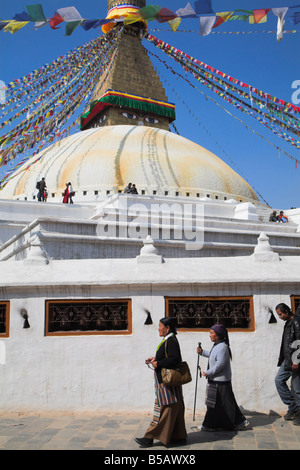 Menschen zu Fuß, Runde Stupa, Lhosar Tibetisch und Sherpa New Year Festival, Bodhnath buddhistische Stupa, Kathmandu, Bagmati, Nepal Stockfoto