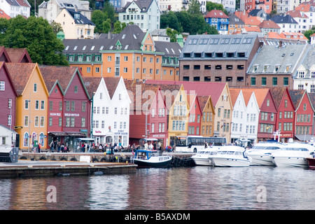 Die Mishapen und bunten Fassaden säumen Bryggen-Dock, ein UNESCO-Weltkulturerbe, in Bergen Norwegen Stockfoto