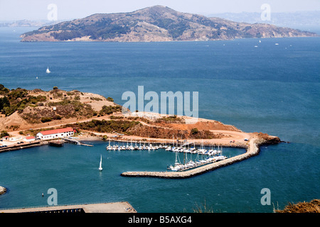 Kleinen Kai in ruhigem Wasser mit einer Insel im Hintergrund in der Nähe der Golden Gate Bridge in San Francisco, Kalifornien Stockfoto