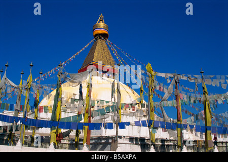 Gebetsfahnen rund um die Kuppel eines der weltweit größten buddhistischen Stupas in Boudhanath, Kathmandu, Nepal Stockfoto