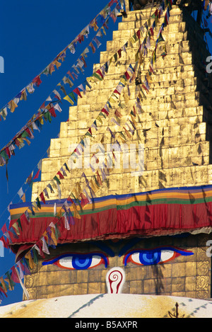 Buddhas Augen auf Blattgold Turm eines der weltweit größten buddhistischen Stupas in Boudhanath, Kathmandu, Nepal Stockfoto