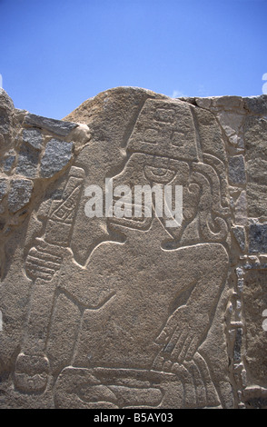 Geschnitztes Kriegerrelief aus Stein in der vor-Chavin-Stätte von Cerro Sechín, Casma-Tal, Peru Stockfoto