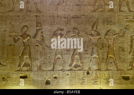 Relief am Tempel von Seti I. in Abydos, einer der ältesten Städte des alten Ägypten in der Nähe der modernen ägyptischen Stadt el-'Araba el Madfuna in Ägypten Stockfoto