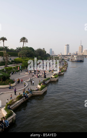 Die Promenade entlang des Nils in einem wohlhabenden Stadtteil Zamalek umfasst den nördlichen Teil der Insel Gezira in Kairo Ägypten Stockfoto