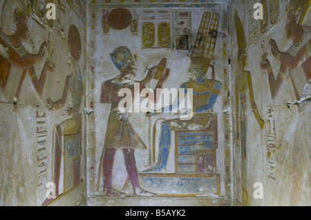 Tafel aus dem Osiris-Tempel: Horus präsentiert königliche Insignien an einen anbetenden pharao in Abydos, einer der ältesten Städte des alten Ägypten Stockfoto