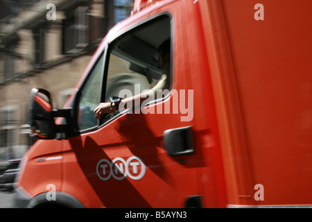 schnell orange tnt Lieferung LKW auf der Straße in der Stadt Stockfoto