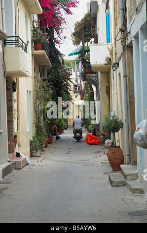 Mann auf einem Motorrad fahren auf schmalen Straße in der Altstadt von Rethymno Kreta Griechenland September 2008 Stockfoto