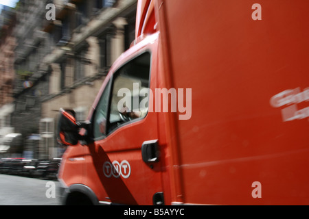 schnell orange tnt Lieferung LKW auf der Straße in der Stadt Stockfoto