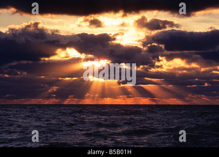 Sonnenaufgang über dem Atlantik vor der Küste von Ocean City, Maryland USA Stockfoto