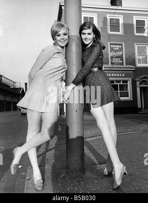 Mode Modelle Debbie Moore (rechts) und Jane Powell zwei der Mädchen, die sich nach Modell in Tunesien fliegen sind. Dies ist möglicherweise der Beginn von etwas neuem in London Manchester Modelle anstelle von Models, die sich aus dem Geschäft Preise sind siehe Geschichte Saxty. August 1967 P007338 Stockfoto