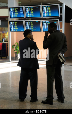 In der Ankunftshalle des Dubai International Airport, Deira VAE, werden Passagiere erwartet Stockfoto