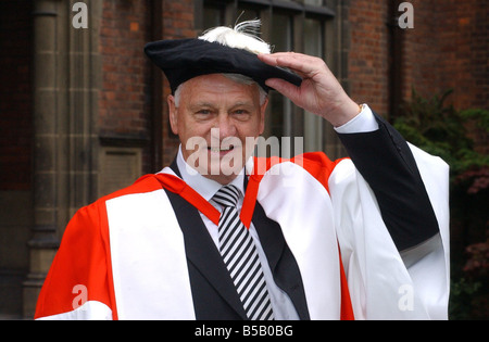 LIB ehemalige Newcastle United Chef Sir Bobby Robson, der seinen Abschluss im Zivilrecht aus Newcastle Universisty erhalten Stockfoto