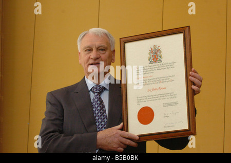 LIB ehemalige Newcastle United Chef Sir Bobby Robson erhält die Freiheit von Newcastle im Rahmen einer Zeremonie bei Newcastle Civic Centre 2. März 2005 Stockfoto