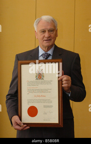 LIB ehemalige Newcastle United Chef Sir Bobby Robson erhält die Freiheit von Newcastle im Rahmen einer Zeremonie bei Newcastle Civic Centre 2. März 2005 Stockfoto