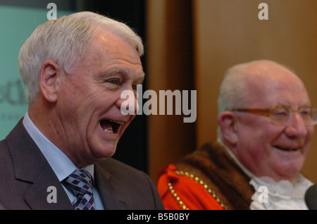 LIB ehemalige Newcastle United Chef Sir Bobby Robson erhält die Freiheit von Newcastle im Rahmen einer Zeremonie bei Newcastle Civic Centre 2. März 2005 Oberbürgermeister George Douglas Stockfoto