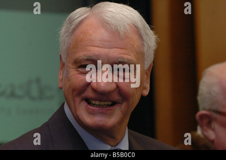 LIB ehemalige Newcastle United Chef Sir Bobby Robson erhält die Freiheit von Newcastle im Rahmen einer Zeremonie bei Newcastle Civic Centre 2. März 2005 Stockfoto