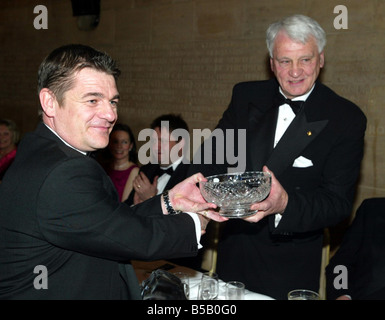 LIB ehemalige Newcastle United Boss Sir Bobby Robson gibt eine Auszeichnung bei den Sports Awards bei Newcastle Civic Centre zu Newcastle United-Trainer John Carver Stockfoto