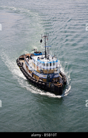 Schlepper Boot Ansätze Kreuzfahrtschiff Elliot Bay zu Brennstoff Kahn zu schleppen. Stockfoto