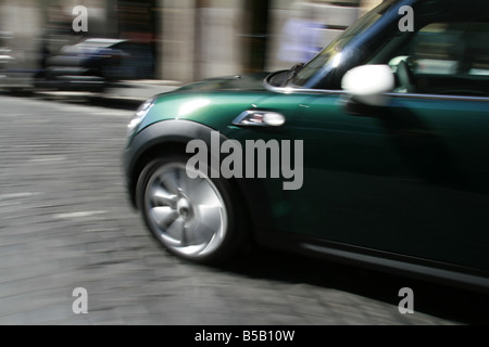 schnell neue Bmw-Mini-Auto auf der Straße in der Stadt Stockfoto