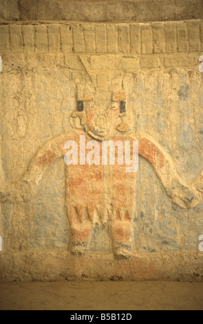 Nahaufnahme von Fries zeigt Beamte oder Priester, Huaca El Brujo, in der Nähe von Trujillo, Peru Stockfoto