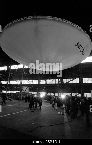 Sehr leise, die WorldÕs erste fliegende Untertasse oder Skyship, wie seine Entwickler nennen es, lieber erleichtert selbst in die Luft und Science-Fiction wurde Wissenschaftstatsache. WhatÕs mehr ItÕs British, konzipiert von Mr. John West und seine Firma Ð John West Design Associates von Epsom, Surrey Ð, die mehr als zwei Jahre an dem Projekt gearbeitet haben. Die 30-Fuß-Untertasse zog in der Nähe von Bedford, eine Premiere für britische Luftfahrt verbuchen. Die Einstellung für den Funk, unbemannte Flug war die königliche Einrichtung Flugzeughangar an RAF Cardington, gebaut, um das ill-fated Luftschiff R101. April 1975 Stockfoto