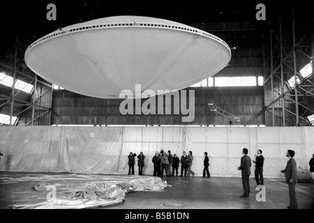 Sehr leise, die WorldÕs erste fliegende Untertasse oder Skyship, wie seine Entwickler nennen es, lieber erleichtert selbst in die Luft und Science-Fiction wurde Wissenschaftstatsache. WhatÕs mehr ItÕs British, konzipiert von Mr. John West und seine Firma Ð John West Design Associates von Epsom, Surrey Ð, die mehr als zwei Jahre an dem Projekt gearbeitet haben. Die 30-Fuß-Untertasse zog in der Nähe von Bedford, eine Premiere für britische Luftfahrt verbuchen. Die Einstellung für den Funk, unbemannte Flug war die königliche Einrichtung Flugzeughangar an RAF Cardington, gebaut, um das ill-fated Luftschiff R101. April 1975 Stockfoto