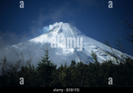 Vulkan Villarrica mit Rauch vom Gipfel, Villarrica Nationalpark, in der Nähe von Pucon, Region de La Araucania, Chile Stockfoto