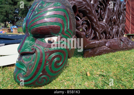 Maori schnitzen eines Gesichts, Kanu, Okahu Bay, Auckland, Nordinsel, Neuseeland, Pazifik Stockfoto