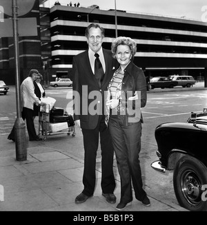 Schauspieler Vincent Price wurde am Flughafen Heathrow von seiner Ehefrau, der Schauspielerin Coral Browne erfüllt. Mr. Price hatte eingeflogen aus seinem Haus in Los Angeles, um Proben für seine Rolle in ÒArdeleÓ beginnen, in dem er sein West End-Debüt geben wird. Seine Frau wird mit ihm ÒArdeleÓ, Co-star in der Queens Theatre im Juni öffnet. ; April 1975 Stockfoto