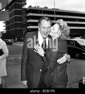 Schauspieler Vincent Price wurde am Flughafen Heathrow von seiner Ehefrau, der Schauspielerin Coral Browne erfüllt. Mr. Price hatte eingeflogen aus seinem Haus in Los Angeles, um Proben für seine Rolle in ÒArdeleÓ beginnen, in dem er sein West End-Debüt geben wird. Seine Frau wird mit ihm ÒArdeleÓ, Co-star in der Queens Theatre im Juni öffnet. ; April 1975 Stockfoto