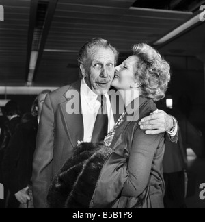 Schauspieler Vincent Price wurde am Flughafen Heathrow von seiner Ehefrau, der Schauspielerin Coral Browne erfüllt. Mr. Price hatte eingeflogen aus seinem Haus in Los Angeles, um Proben für seine Rolle in ÒArdeleÓ beginnen, in dem er sein West End-Debüt geben wird. Seine Frau wird mit ihm ÒArdeleÓ, Co-star in der Queens Theatre im Juni öffnet. ; April 1975 Stockfoto