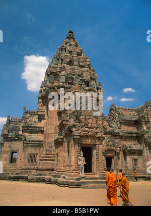 Buddhistische Mönche in das zentrale Heiligtum, die von den Khmer Tempel von Prasat Hin Khao Phnom Sprosse auf der Khorat-Hochebene, Thailand Stockfoto