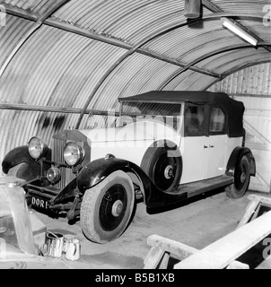 Rolls-Royce Oldtimer in Nissen Hütte gespeichert. 1963 Stockfoto