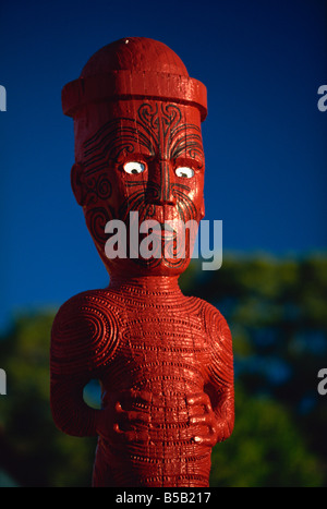 Eine geschnitzte Figur oder Poupou in einem Maori Dorf am Whakarewarewa thermal und kulturellen Bereich, Rotorua, Nordinsel, Neuseeland Stockfoto