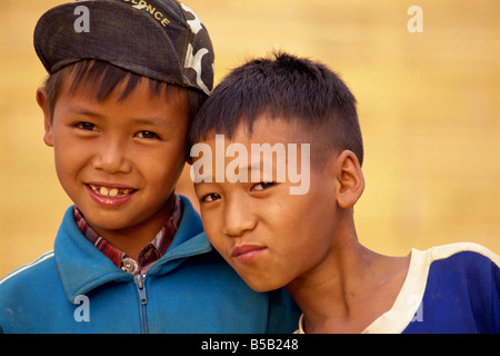 Porträt von zwei jungen die Akha Bergstämme in westlichen Kleid in Goldenes Dreieck, Thailand, Südostasien Stockfoto