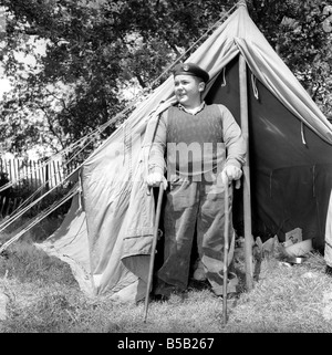 Behinderung und Jugend: Tommy Hoare die beinlosen Boy scout gesehen, hier genießen Sie camping, hier zu sehen, vor seinem Zelt stehen. Juli 1955 Stockfoto