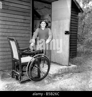 Behinderung und Jugend: Tommy Hoare die beinlosen Boy scout gesehen, hier genießen Sie camping. Juli 1955 Stockfoto