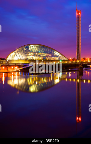 Gebäude der Glasgow Science Centre am River Clyde als dawn Stockfoto