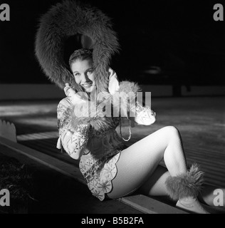 Skater in Kostüm für den Urlaub auf Eis-Show im Wembley-Stadion. 1957 Stockfoto