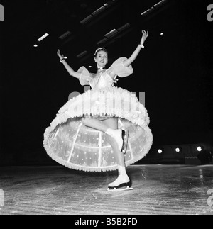 Skater in Kostüm für den Urlaub auf Eis-Show im Wembley-Stadion. 1957 Stockfoto